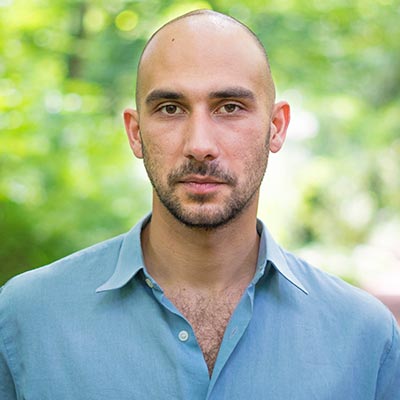 Portrait de Théo Sieurac, comédien, chanteur